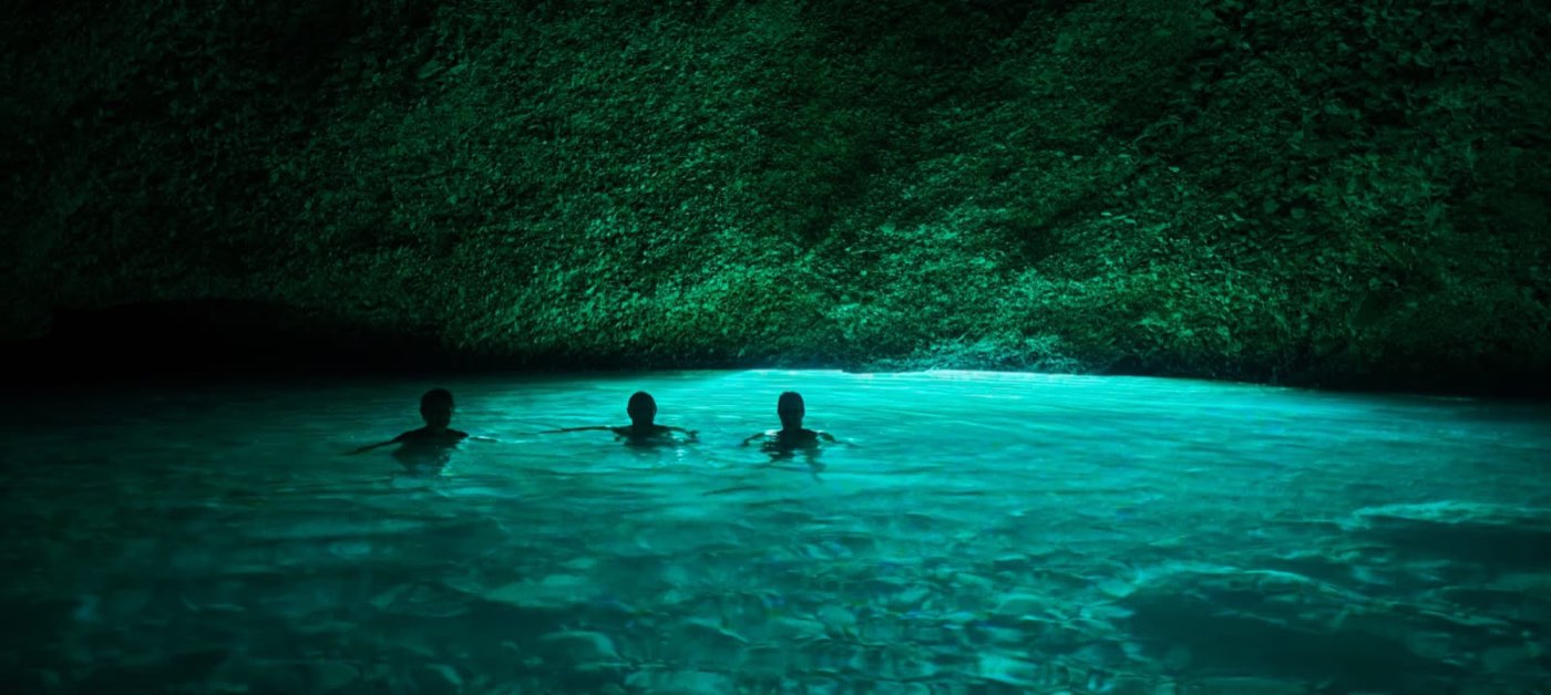 Bagnanti nella Grotta Azzurra illuminata nella baia di Žanja presso Lubenice, Cherso