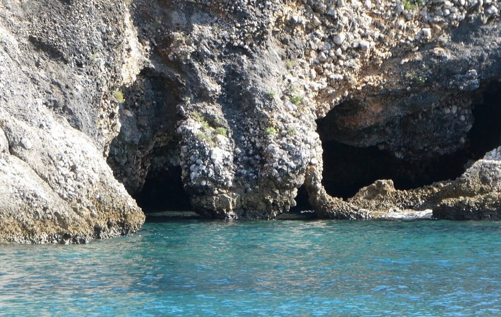 Luce turchese dentro la Grotta Azzurra sull'isola di Cherso