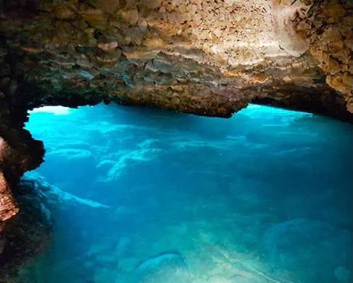 Grotta Azzurra presso Lubenice illuminata dal sole del mattino