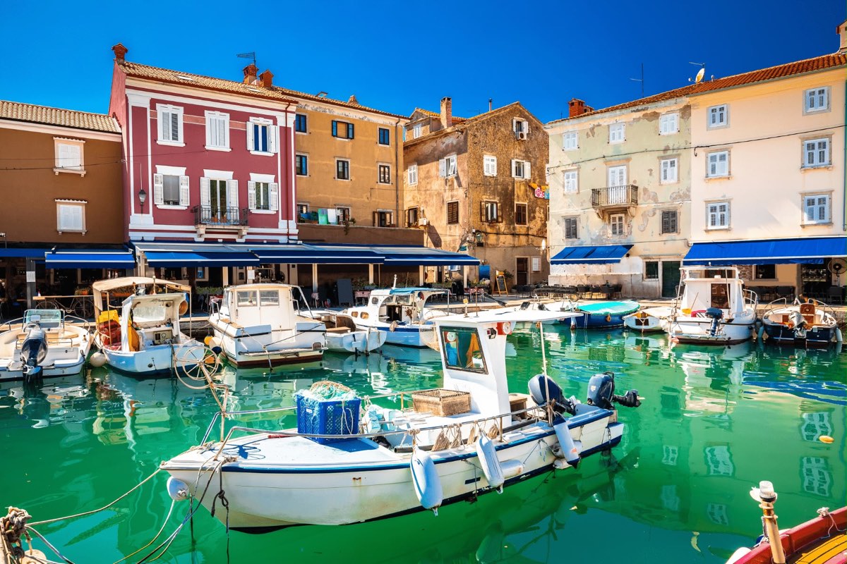 Case veneziane colorate nel porto vecchio della città di Cherso