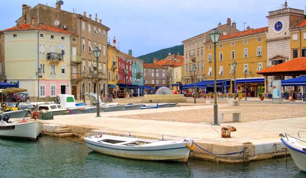 Panorama della baia della città di Cherso
