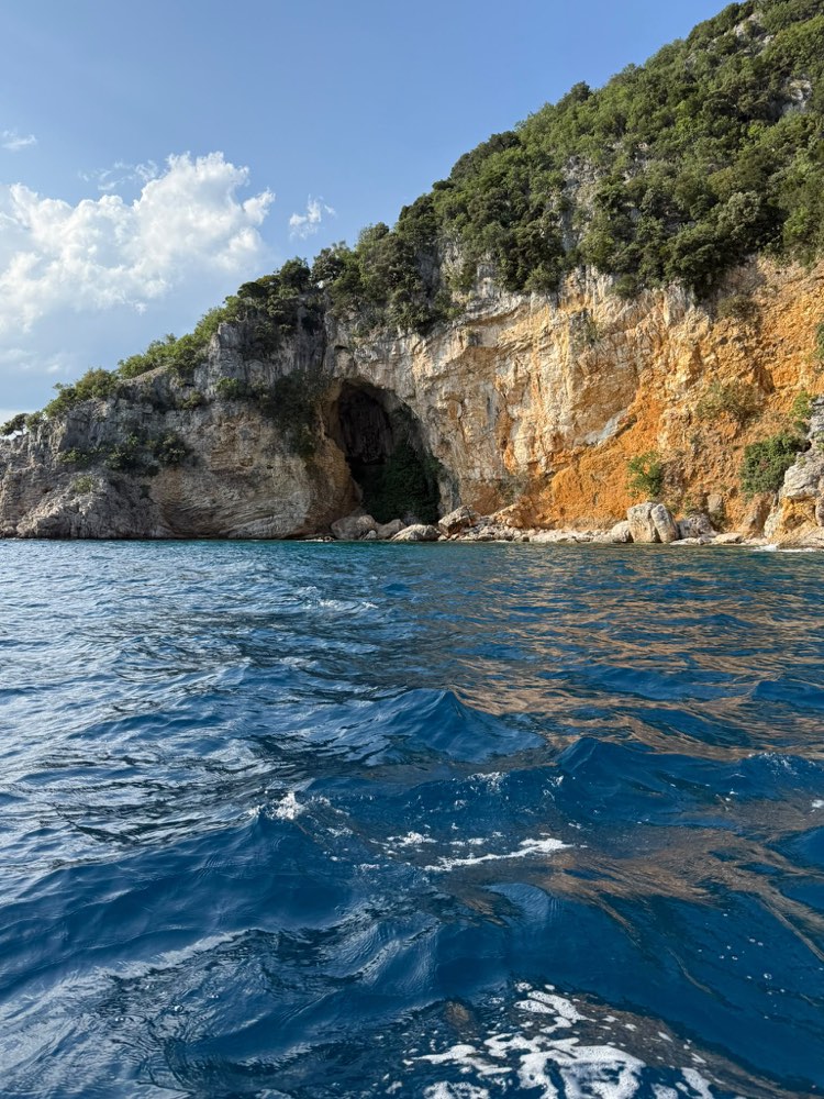 Arco di roccia e falesie ocra sopra la spiaggia di Filozici, Cherso