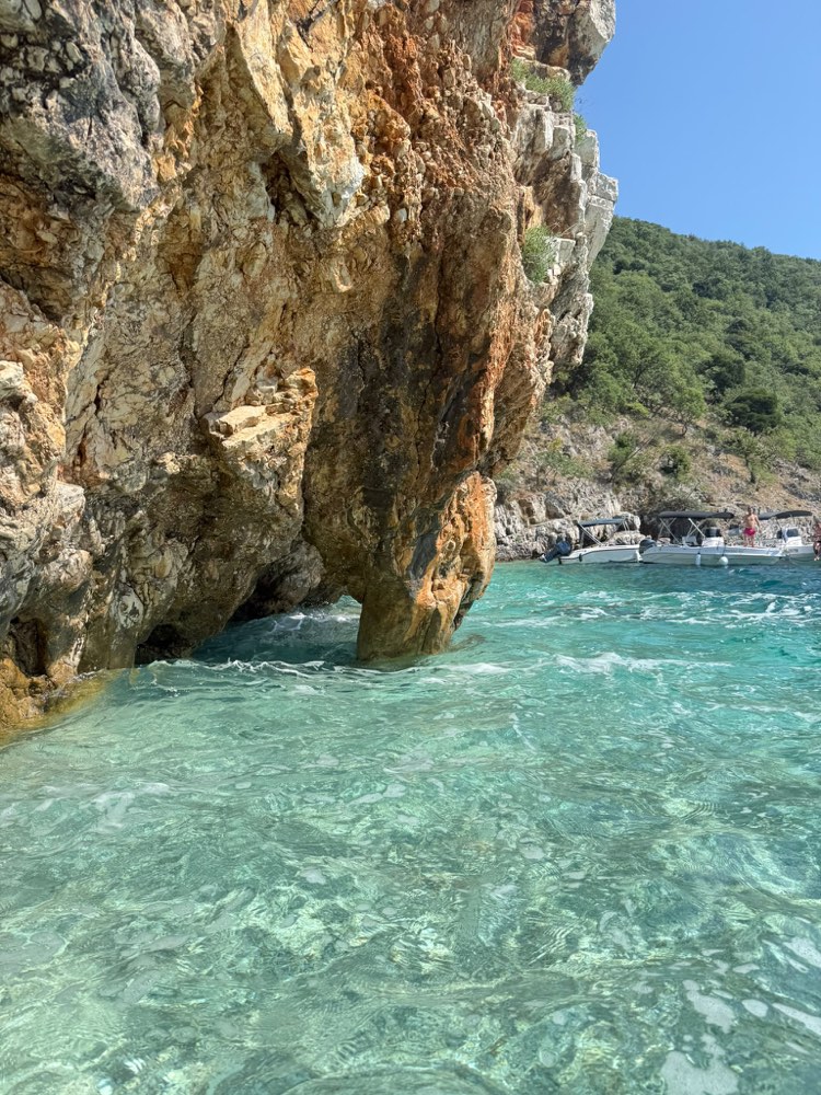 Tranquilla spiaggia di ghiaia Filozici con mare turchese, isola di Cherso