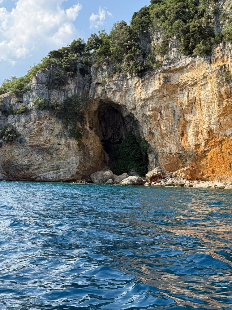 Falesie e mare cristallino alla spiaggia di Filozici presso Porozina, Cherso