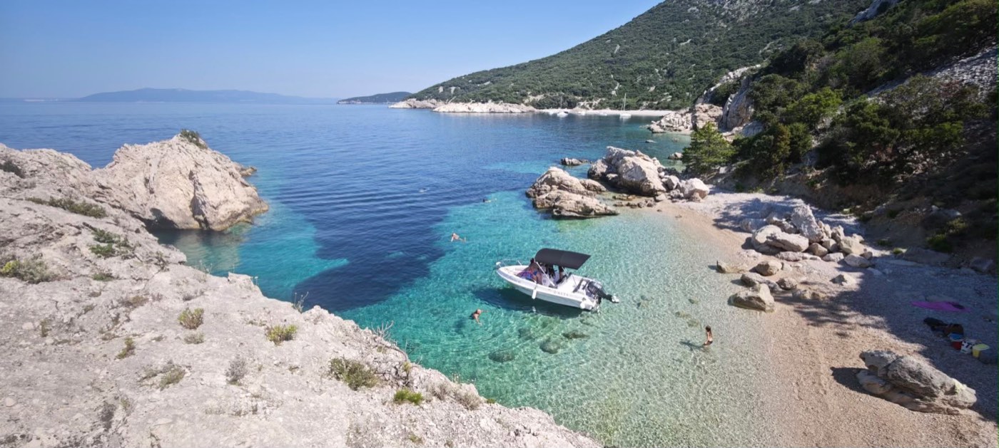 Barca ALTA all'ancora nella caletta turchese sotto Lubenice sull'isola di Cherso