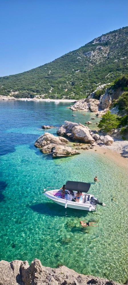 Laguna cristallina alla spiaggia di Sv. Ivan sotto Lubenice con la Bluline 19 all'ancora