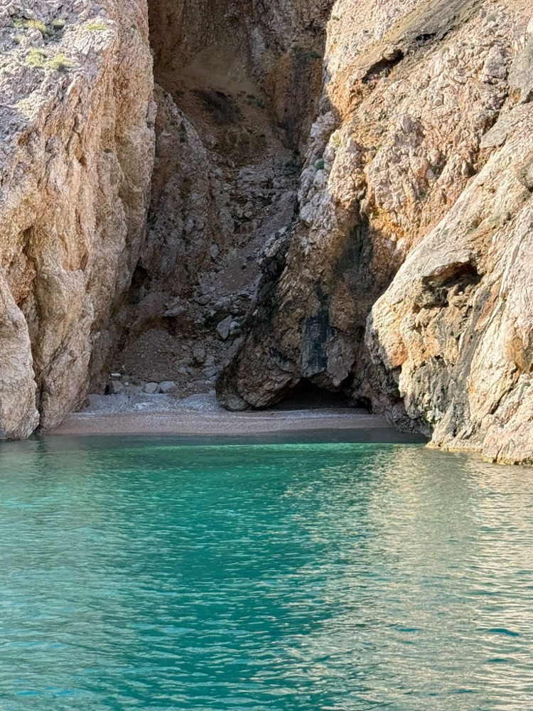 Caletta di ghiaia nascosta sotto le falesie della baia di Plomin, Istria