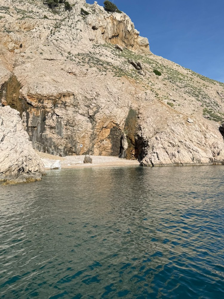 Spiaggia appartata tra pareti di roccia nella baia di Plomin vicino a Rabac