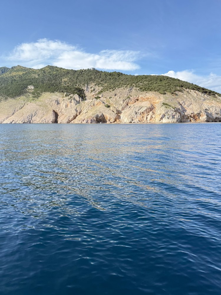 Mare turchese sotto le falesie della baia di Plomin sulla costa istriana