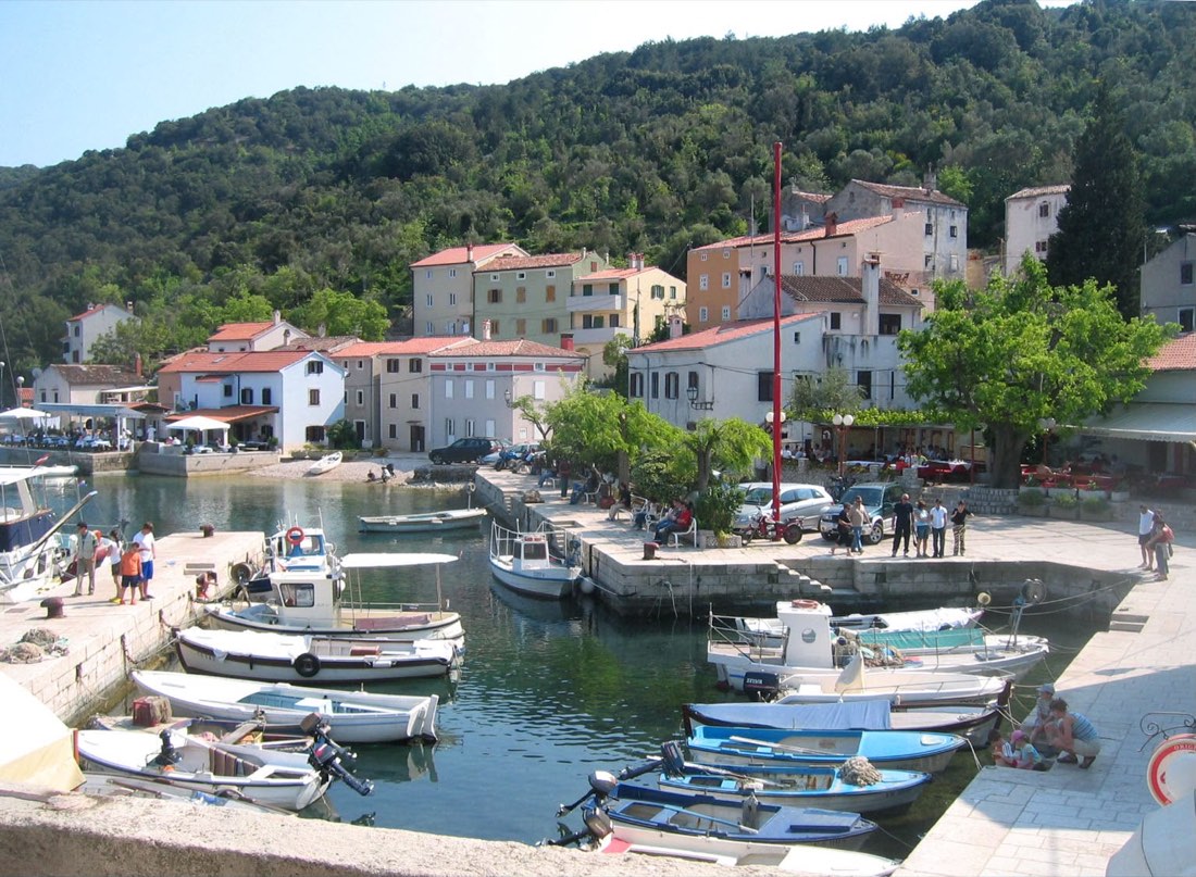 Porticciolo del villaggio di pescatori di Valun con barche ormeggiate, isola di Cherso
