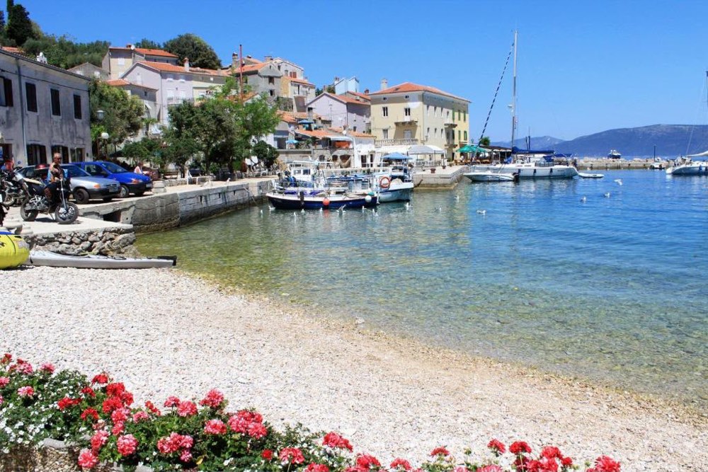 Konobe sul mare nel villaggio senza auto di Valun