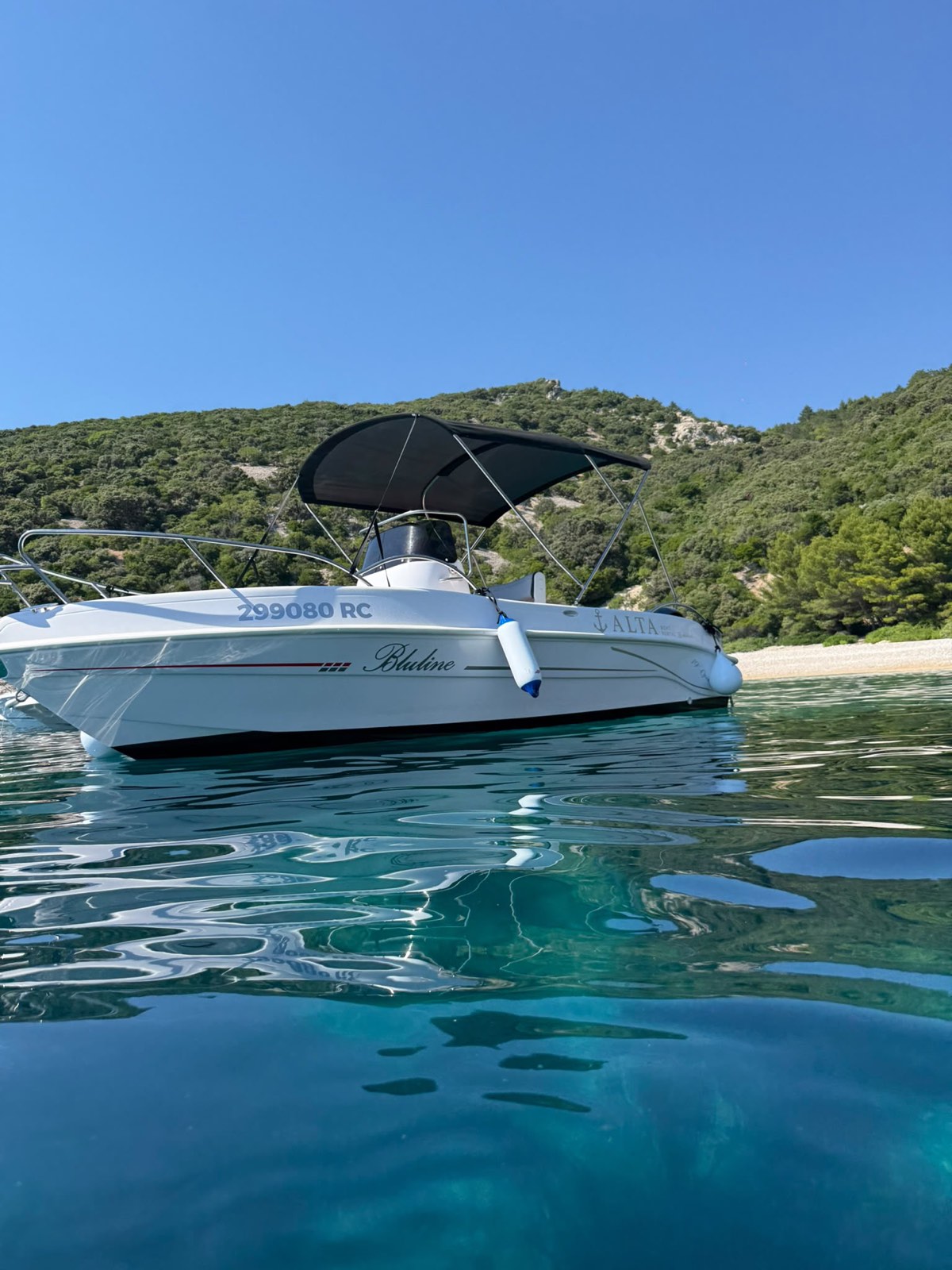ALTA noleggio barche Rabac - Bluline 19 Open con Yamaha 100 CV davanti a una spiaggia di Cherso