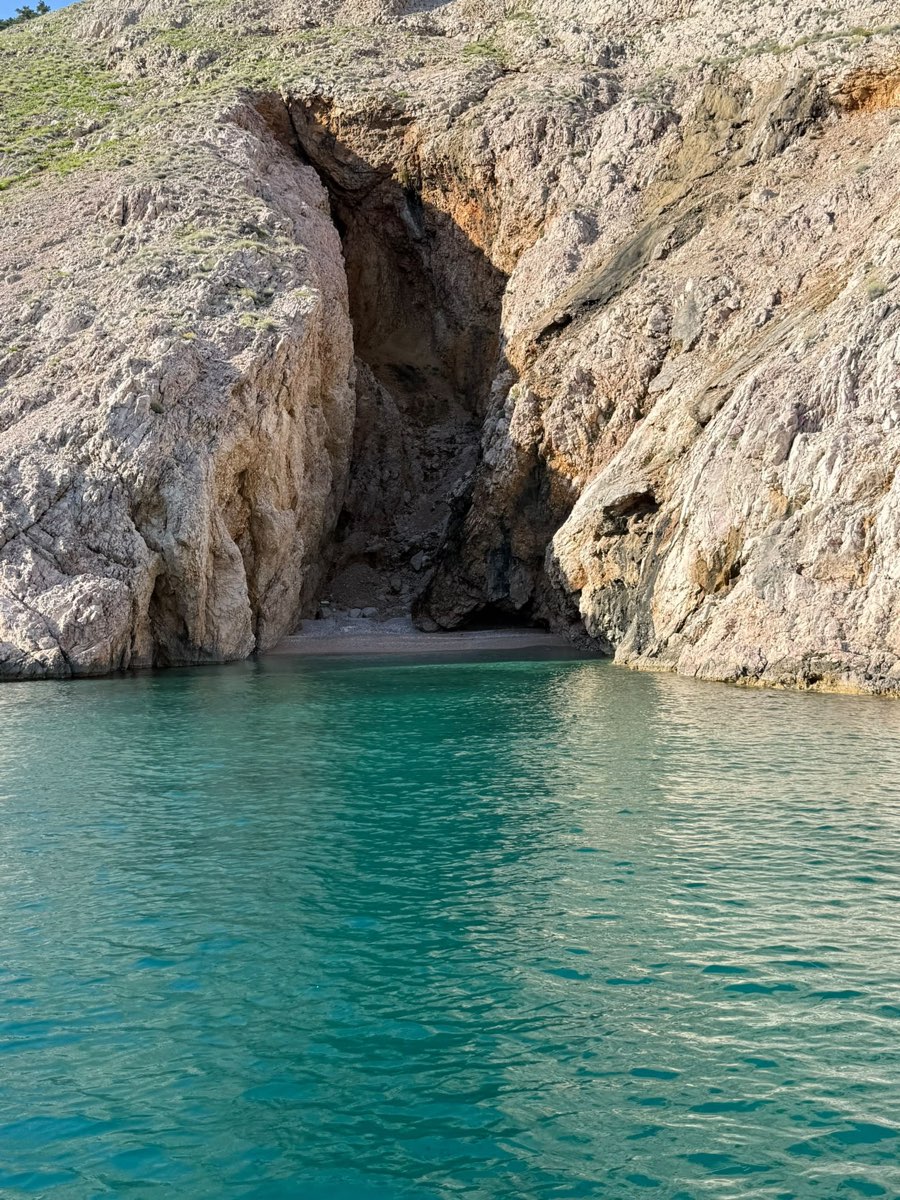 Spiaggia di ghiaia nascosta tra falesie bianche sull'isola di Cherso
